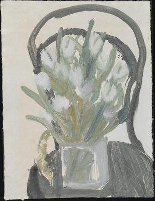 Tulpen in Glasvase auf schwarzem Stuhl